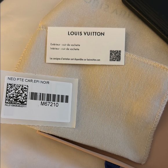 Louis Vuitton Black Card Holder - Picture 7 of 7